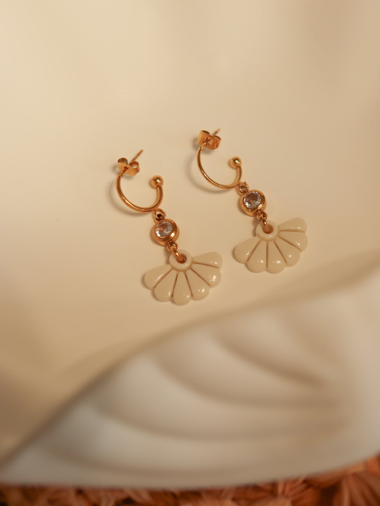 Boucles oreilles coquillage fines en porcelaine avec attaches acier inoxydable
