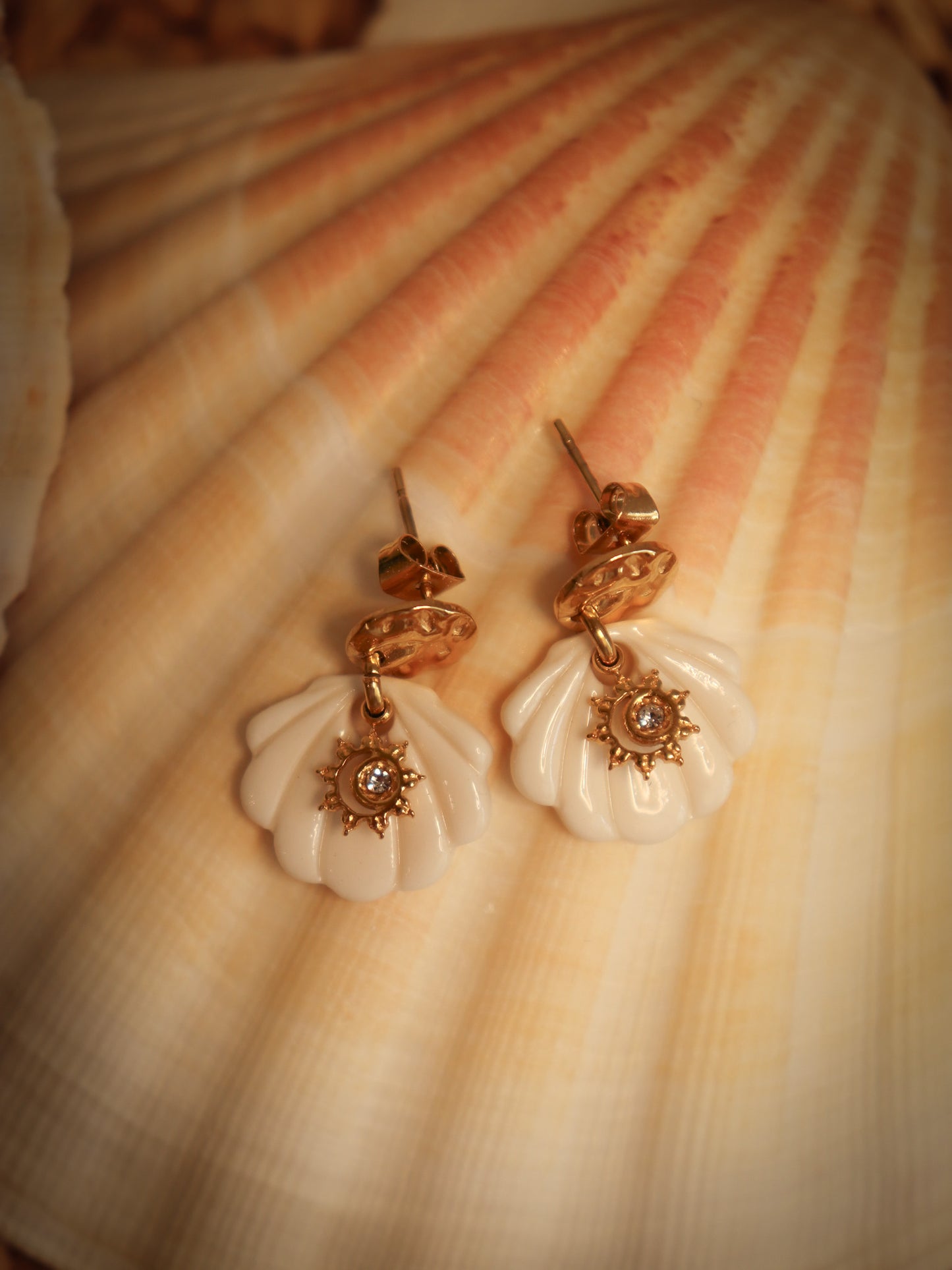 Boucles oreilles coquillage en porcelaine faites main bijou createur fabrique en france