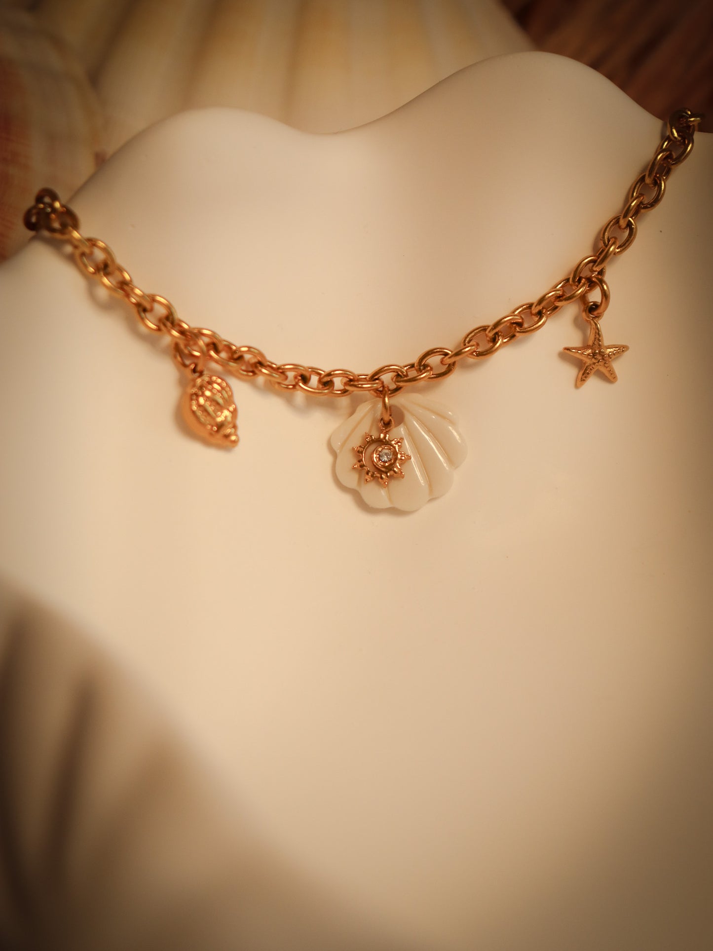 Bracelet coquillage en porcelaine monté sur chaîne en acier inoxydable