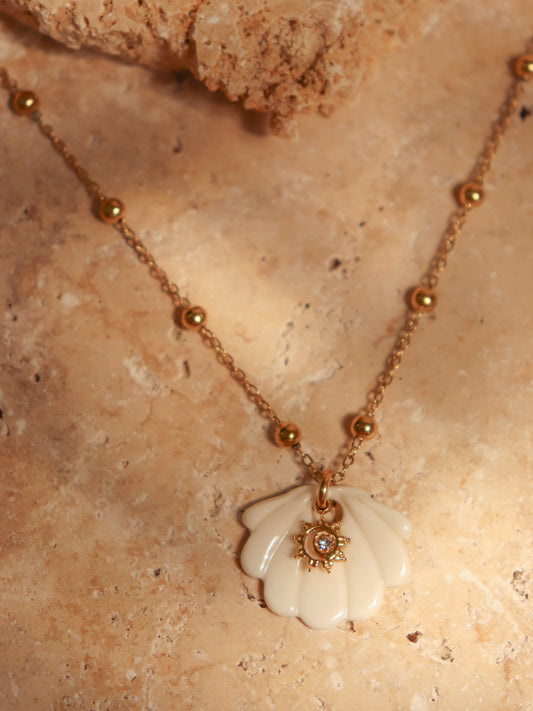 Détail pendentif coquillage Vénus en porcelaine