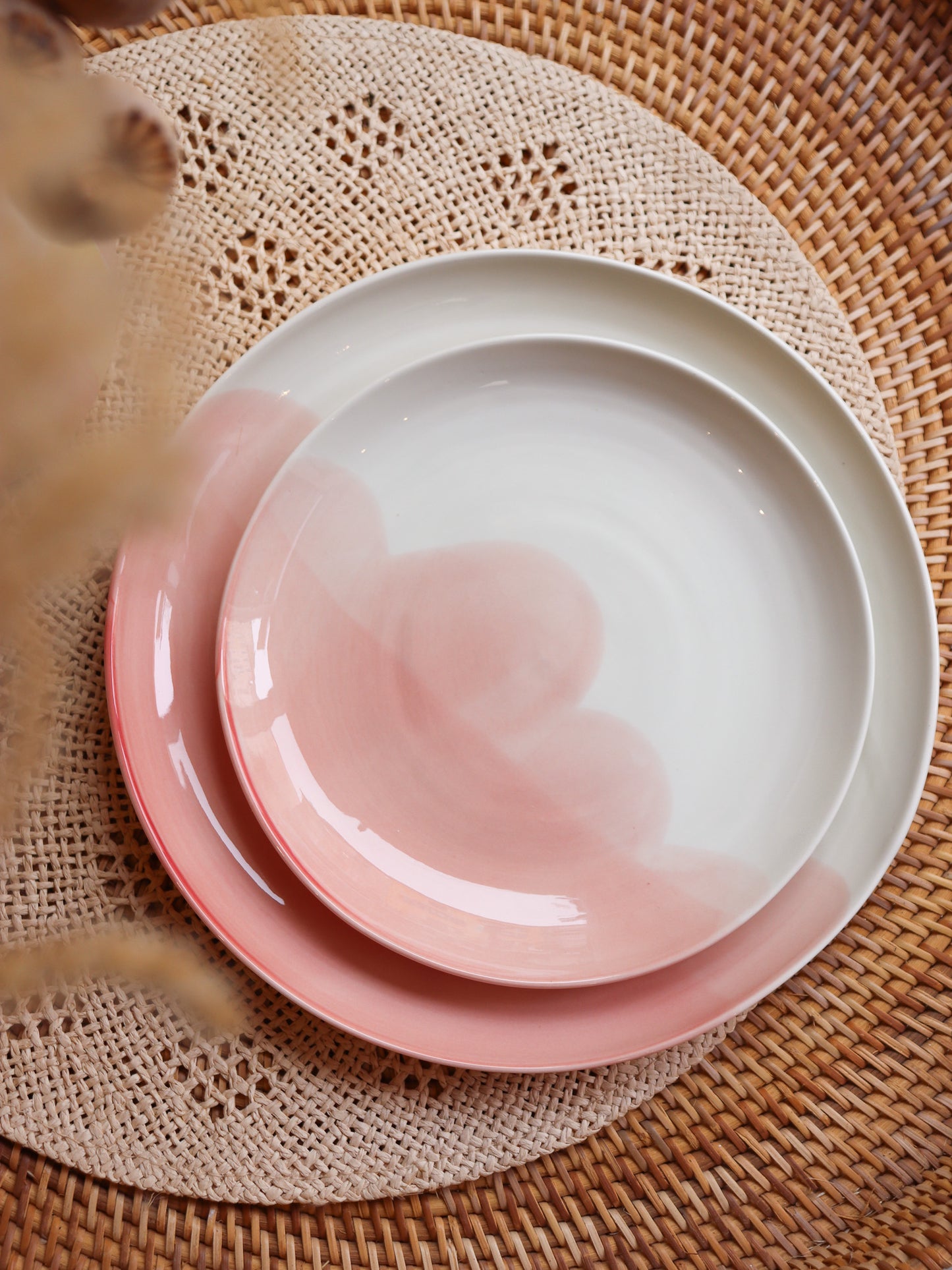 Petite et grande assiette en porcelaine artisanale corail rose