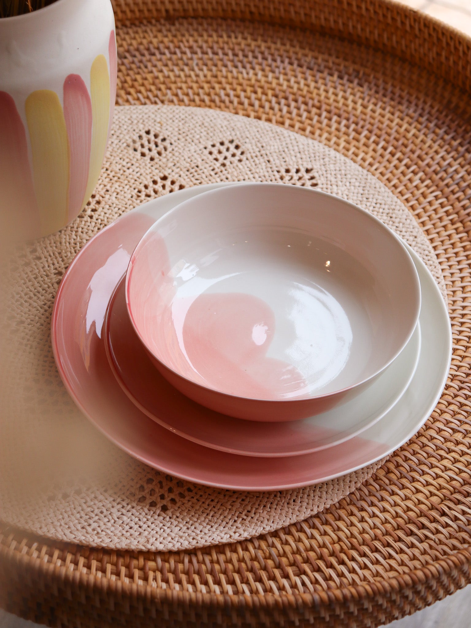 Assiette creuse et grande assiette en porcelaine artisanale corail rose