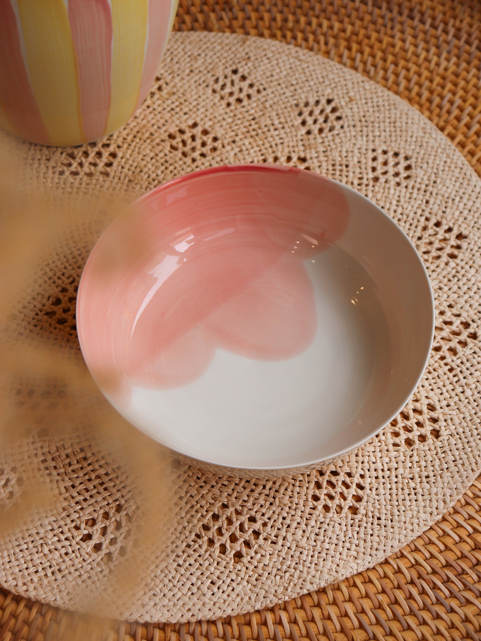 Assiette creuse en porcelaine artisanale décor corail rose