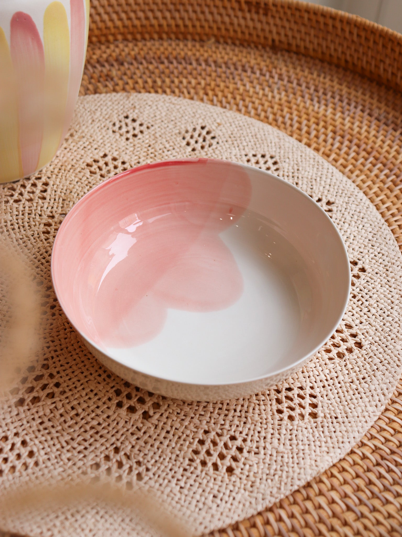 Assiette creuse en porcelaine artisanale vague rose