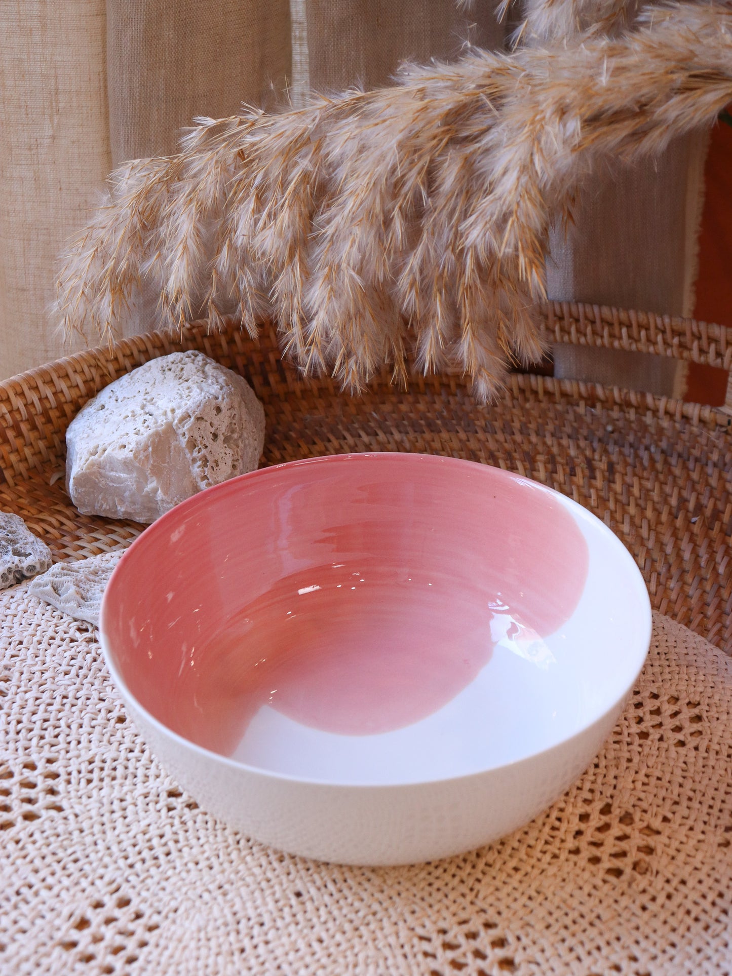 Assiette creuse en porcelaine artisanale décor corail rose