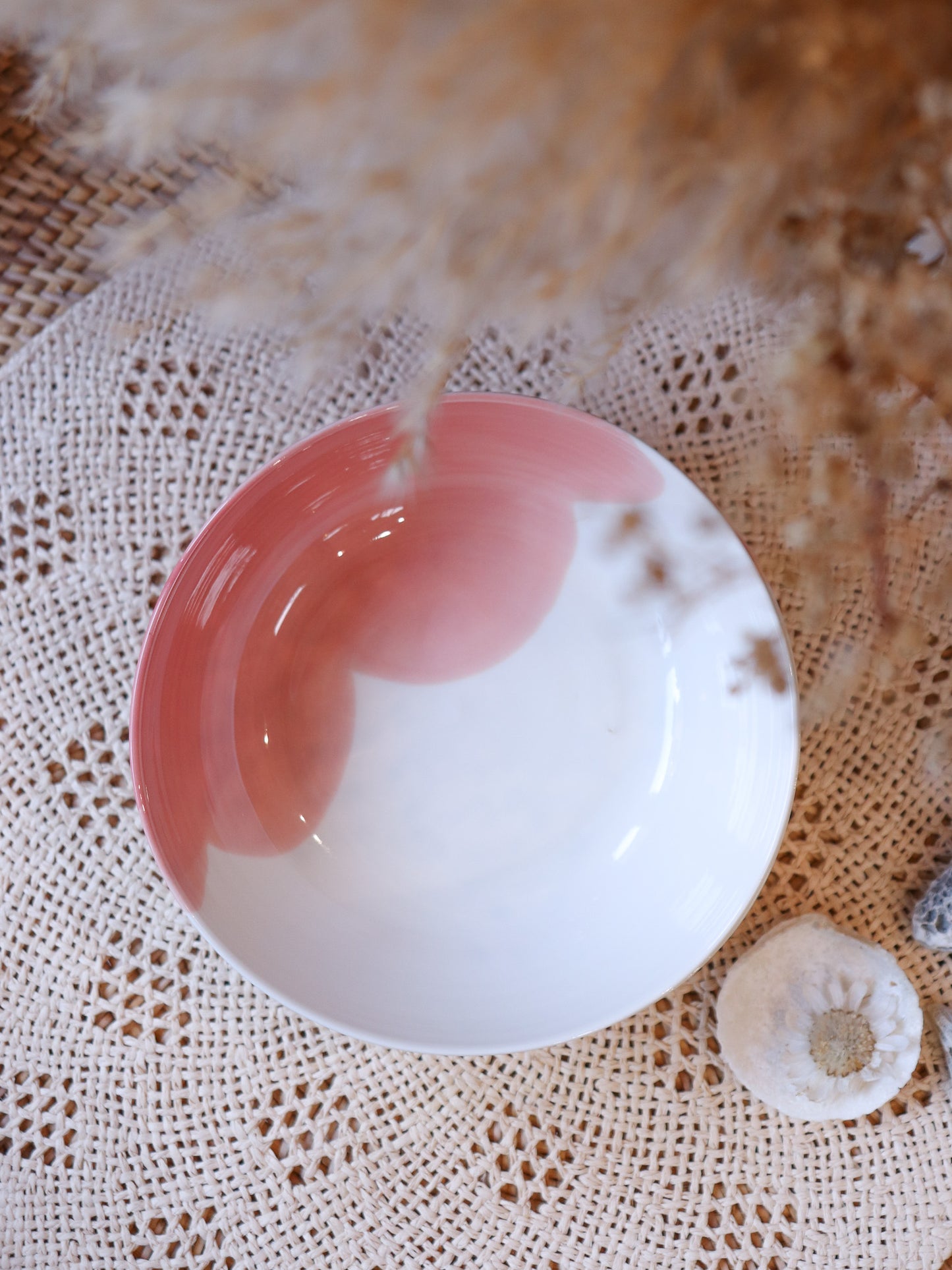 Assiette creuse en porcelaine artisanale vague rose