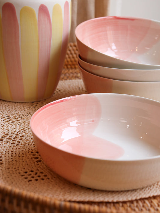 Détail décor rose corail sur assiette creuse