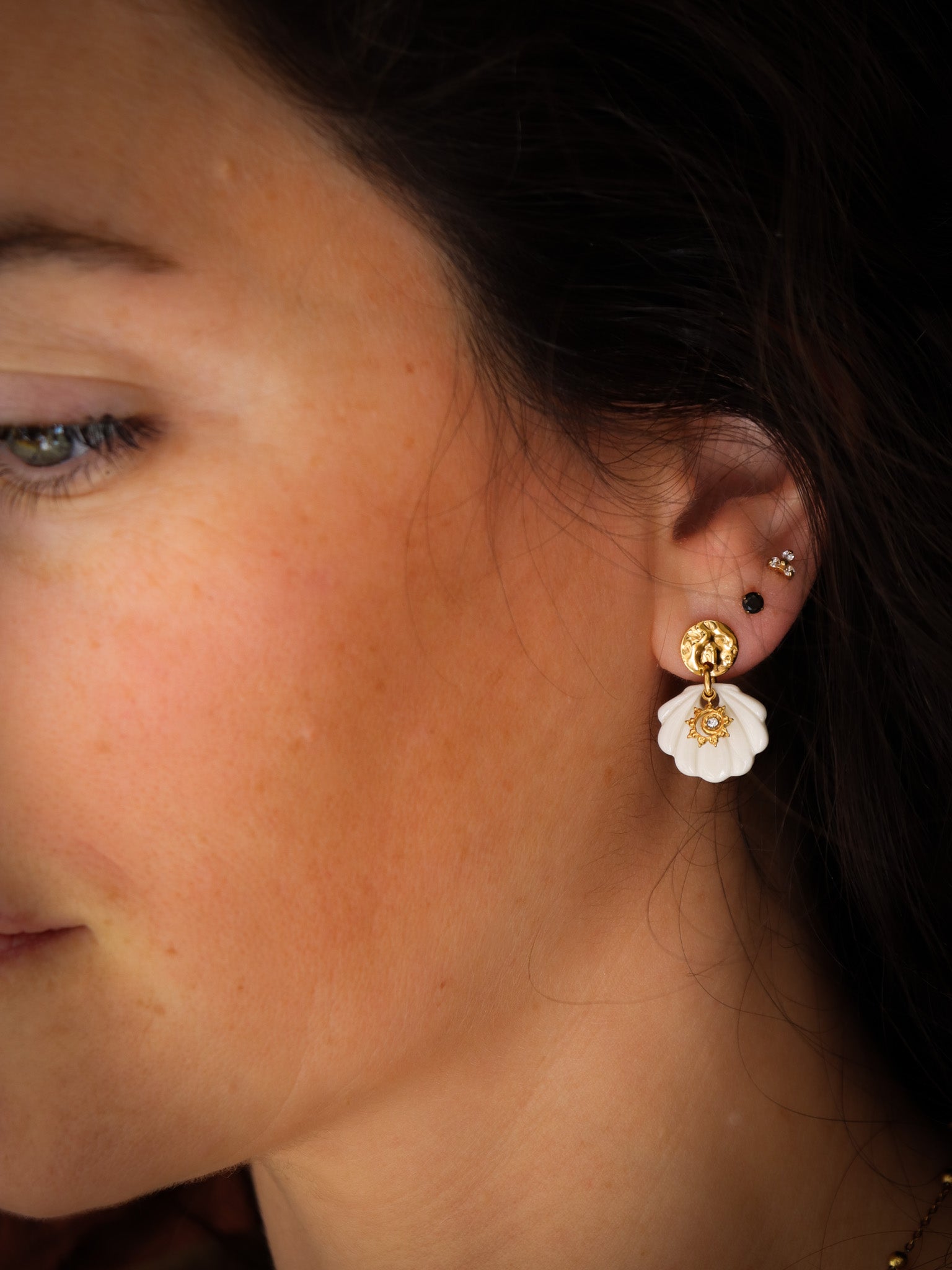 Boucles d’oreilles Vénus coquillage en porcelaine portées