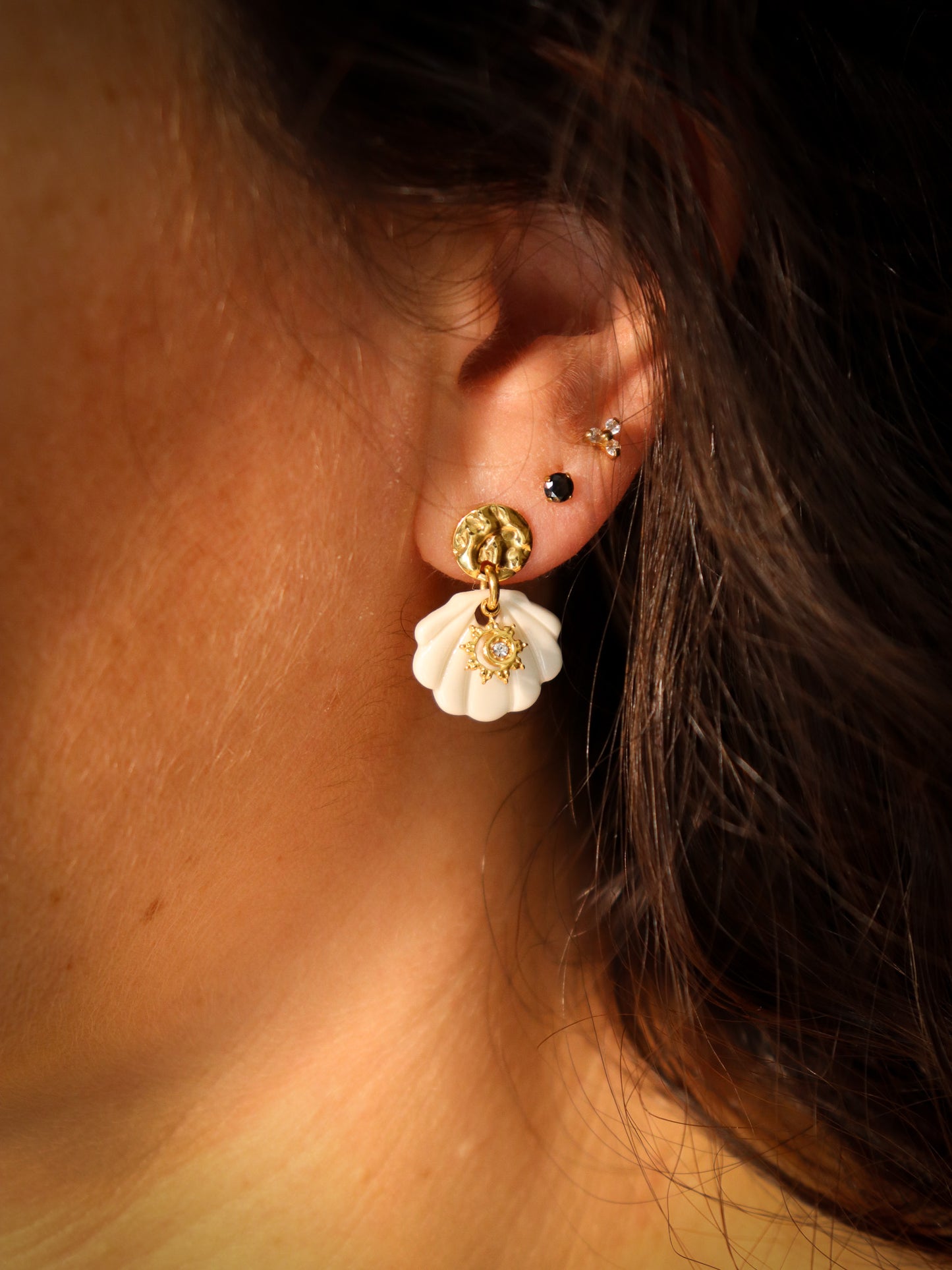 Boucles d’oreilles Vénus coquillage en porcelaine portées