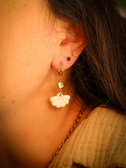 Detail boucles oreilles coquillage en porcelaine faites main finition brillante