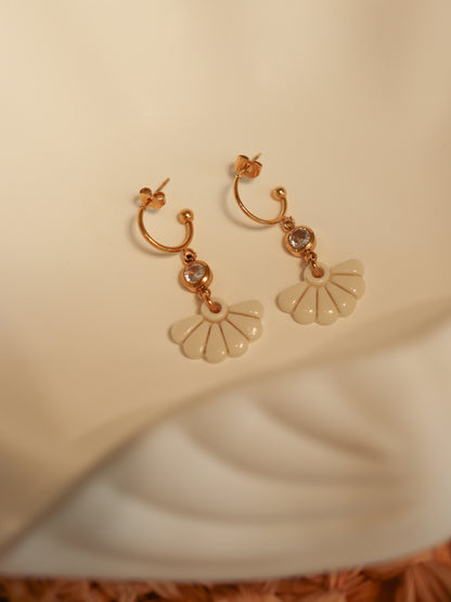 Boucles oreilles coquillage fines en porcelaine avec attaches acier inoxydable