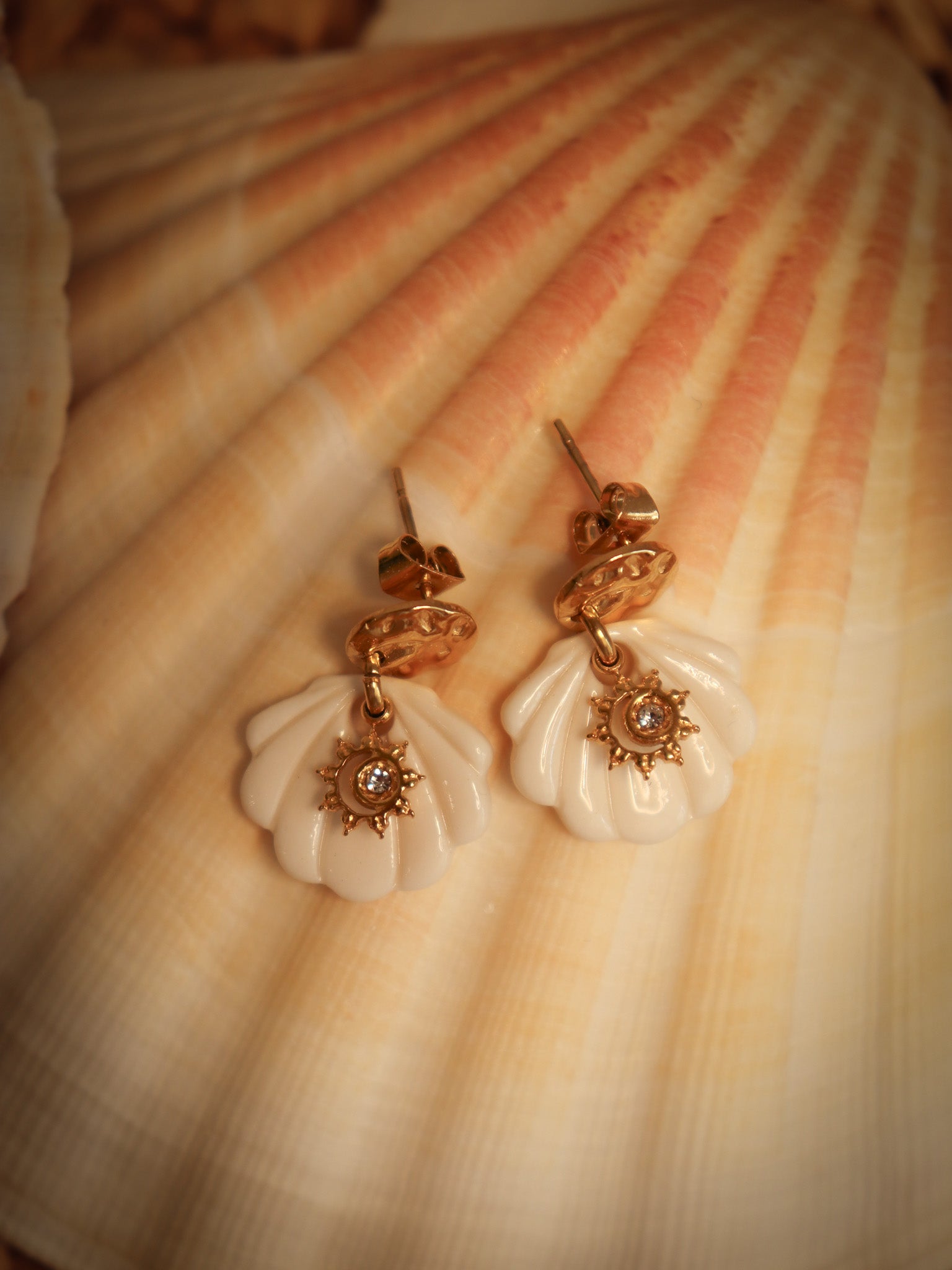 Boucles oreilles coquillage en porcelaine faites main bijou createur fabrique en france