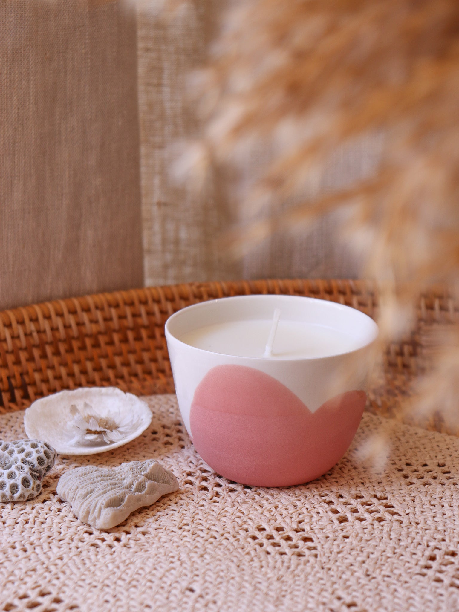 Bougie en porcelaine artisanale décor corail rose