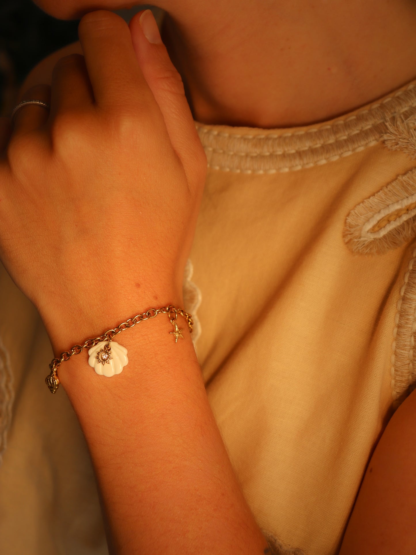 Bracelet coquillage artisanal porté au poignet style été