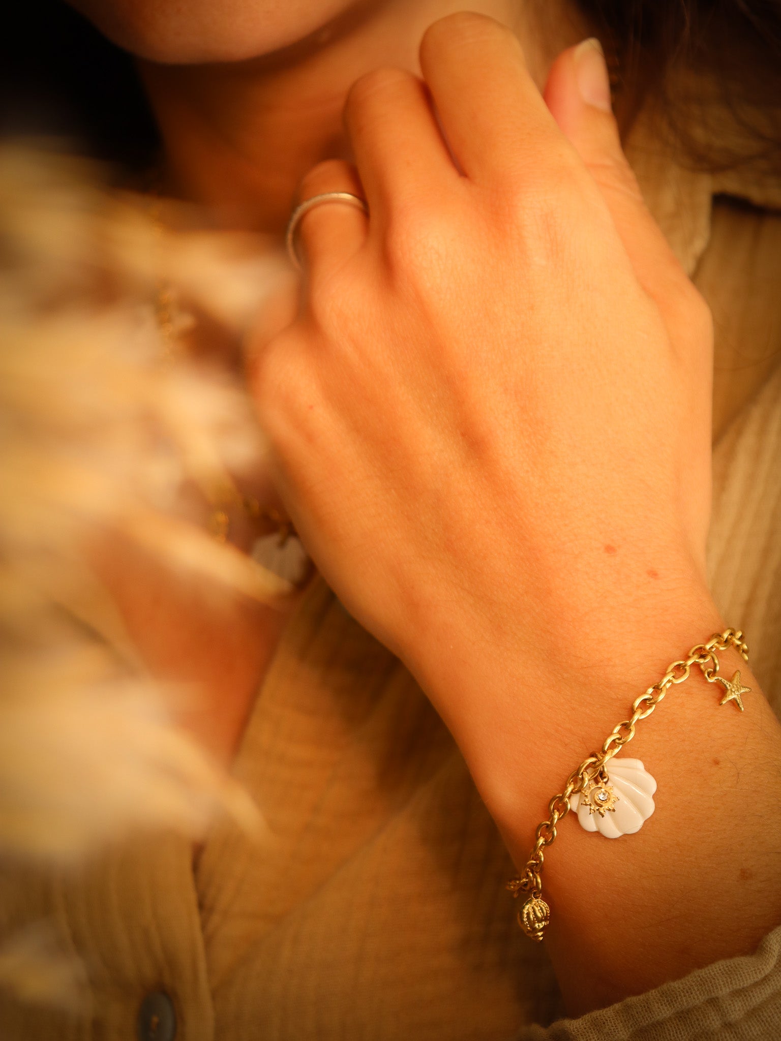 Bracelet coquillage en porcelaine monte sur chaine acier inoxydable femme