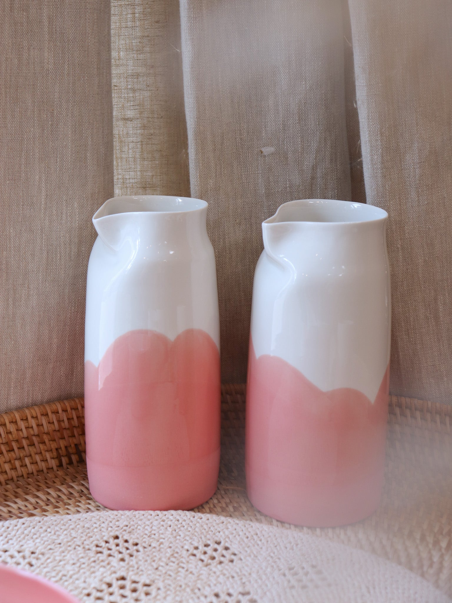 Carafe en porcelaine artisanale décor corail rose