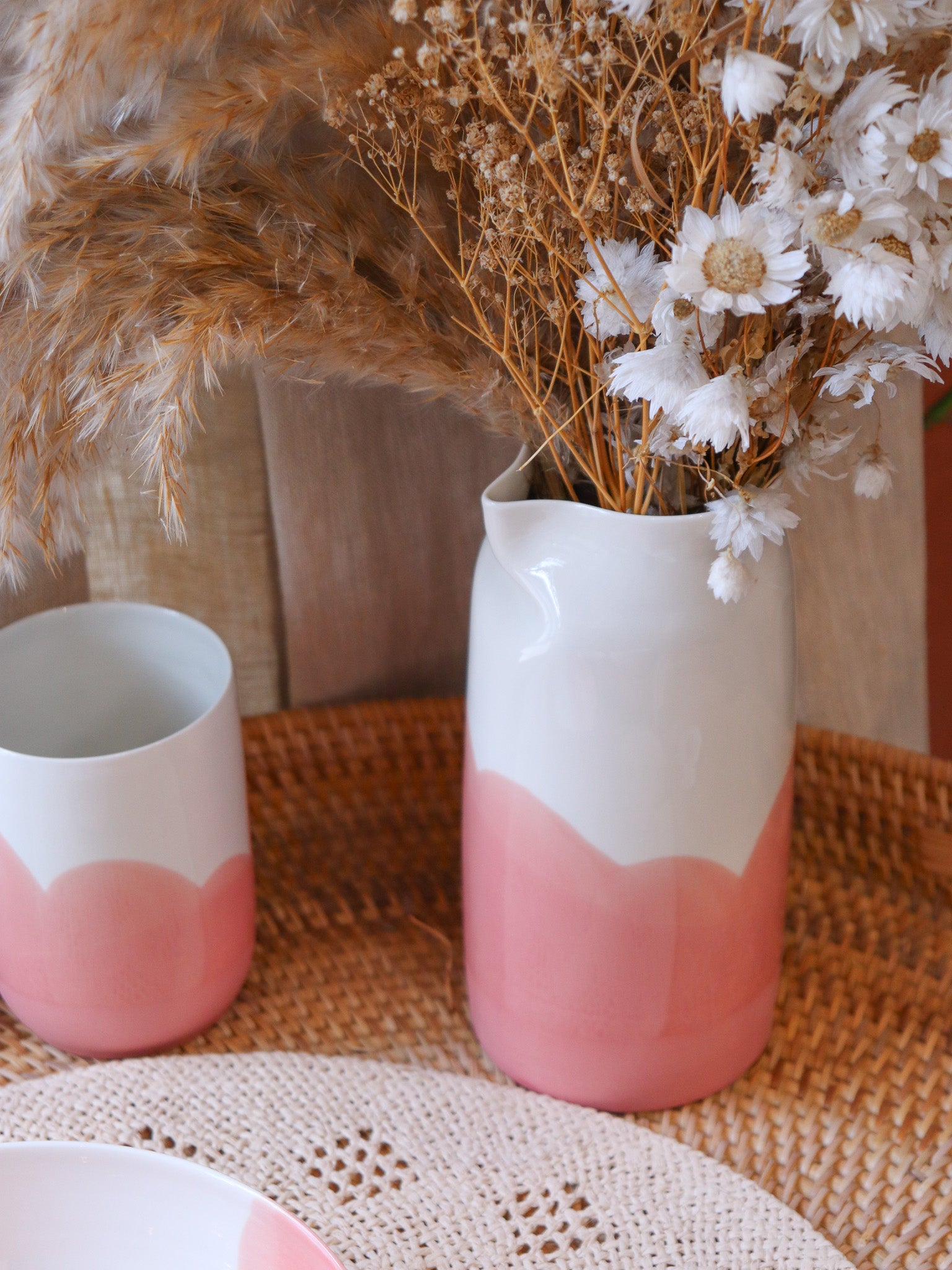 Carafe en porcelaine artisanale vague rose corail