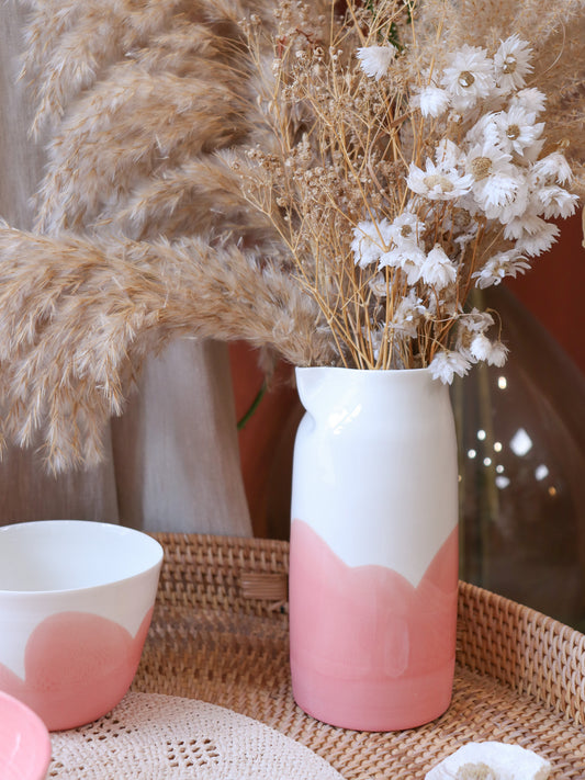 Détail décor rose corail sur carafe en porcelaine