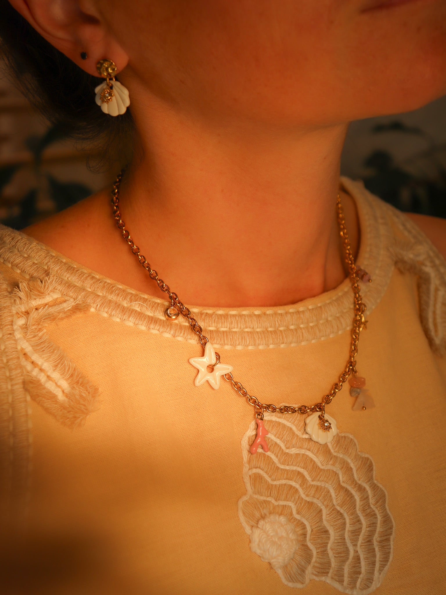 Détail d’un collier coquillage en porcelaine finition brillante