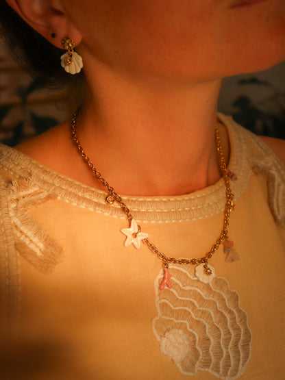 Détail d’un collier coquillage en porcelaine finition brillante