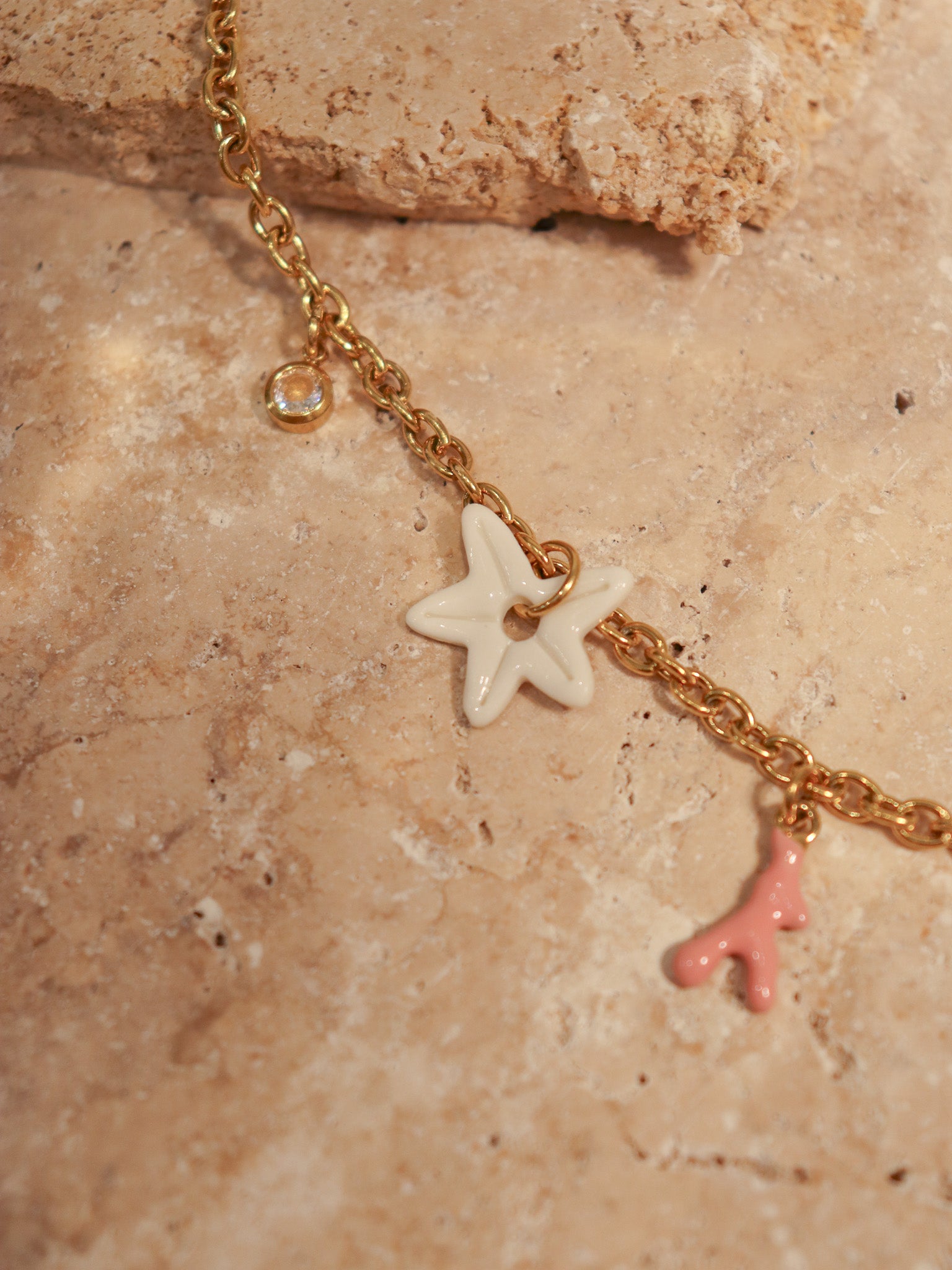 Détail pendentif coquillage collier Vénus en porcelaine