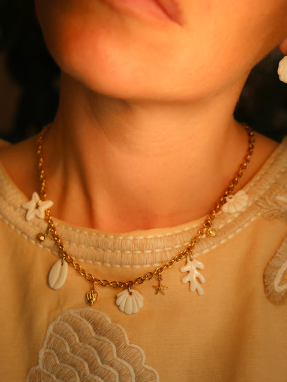 Collier fin coquillage en porcelaine monte sur chaine acier inoxydable