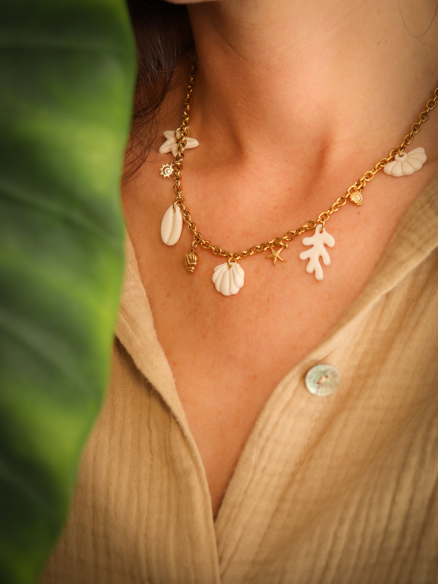 Collier fin coquillage en porcelaine monte sur chaine acier inoxydable