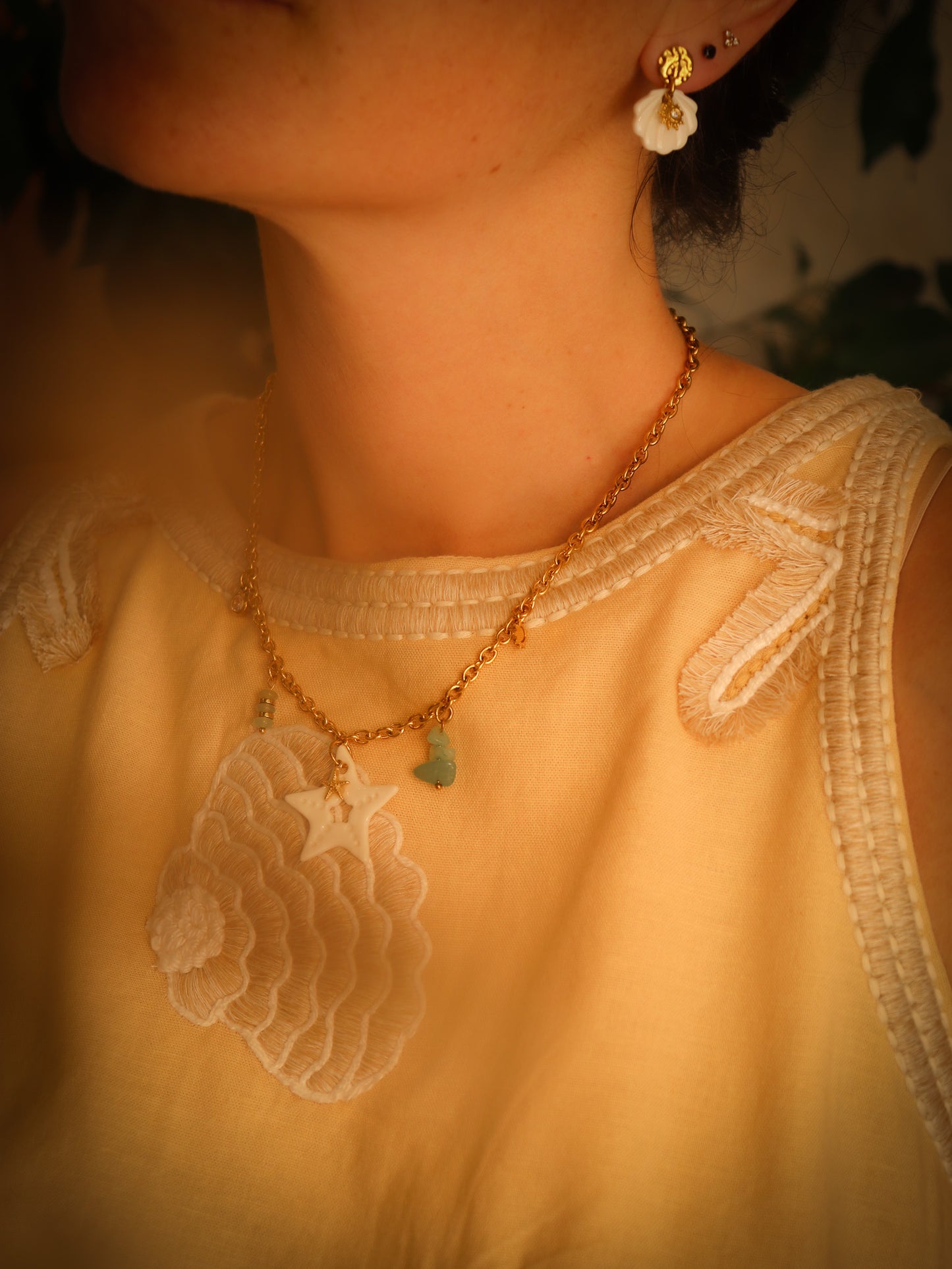 Collier fin coquillage en porcelaine monte sur chaine acier inoxydable