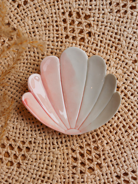 Détail décor rose corail sur coupelle coquillage