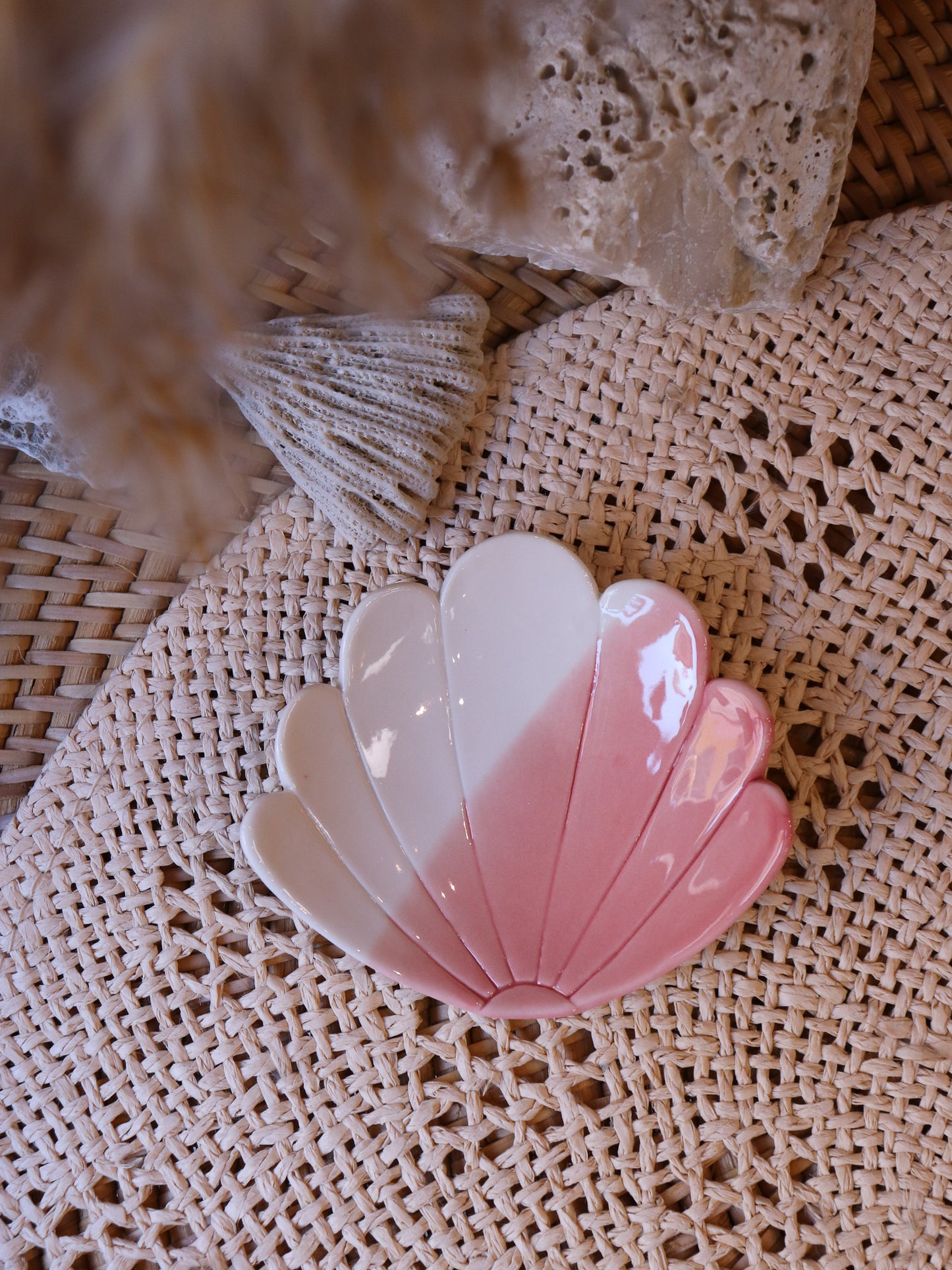 Détail décor rose corail sur coupelle coquillage