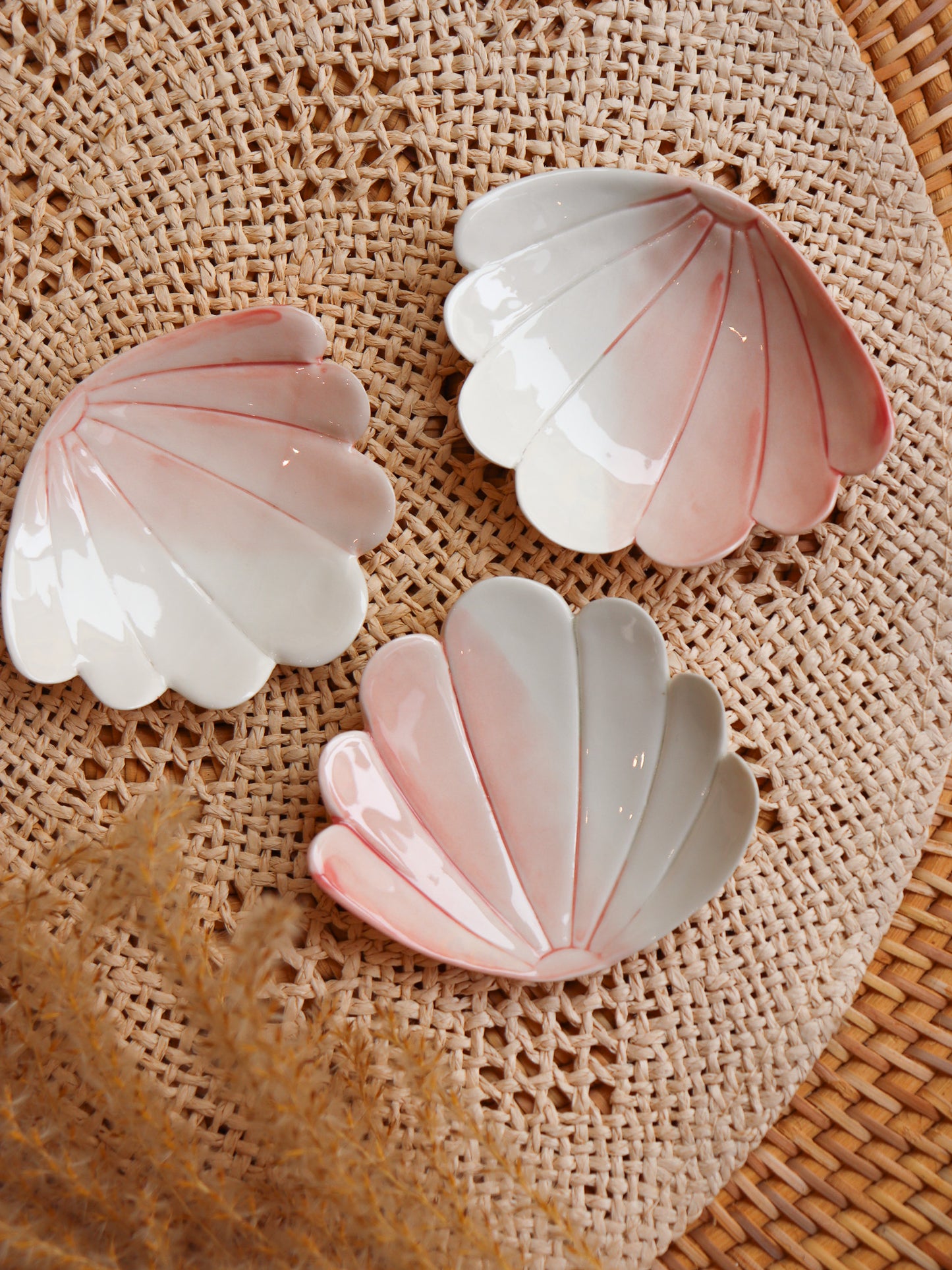 Détail décor rose corail sur coupelle coquillage