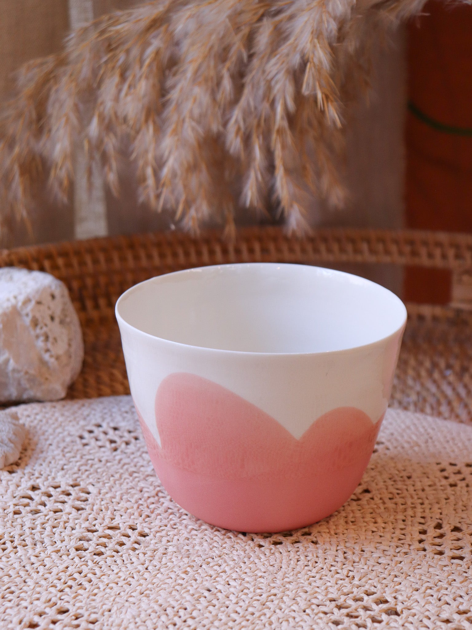 Grand bol en porcelaine artisanale décor corail rose