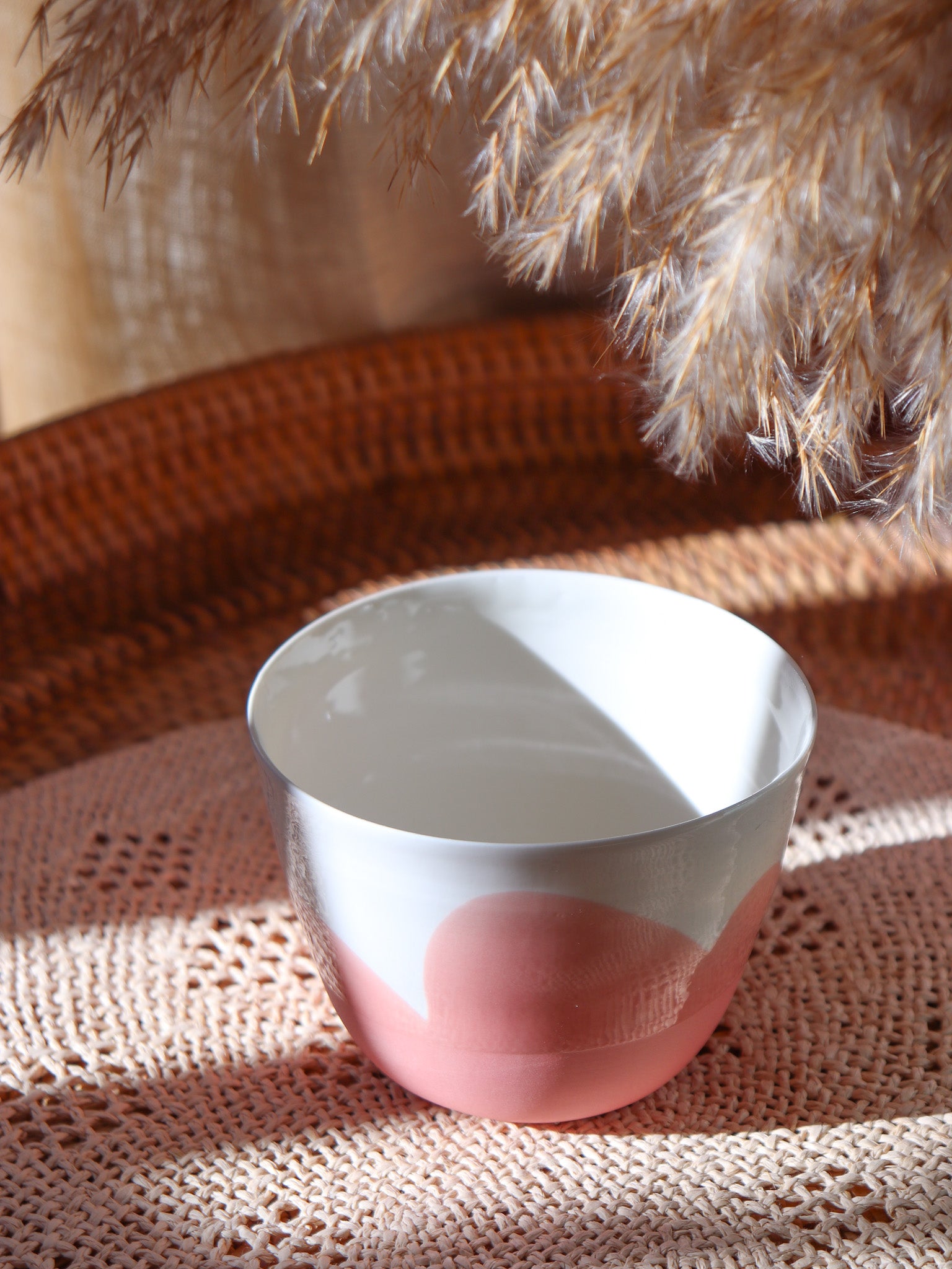 Détail décor rose corail sur bol en porcelaine