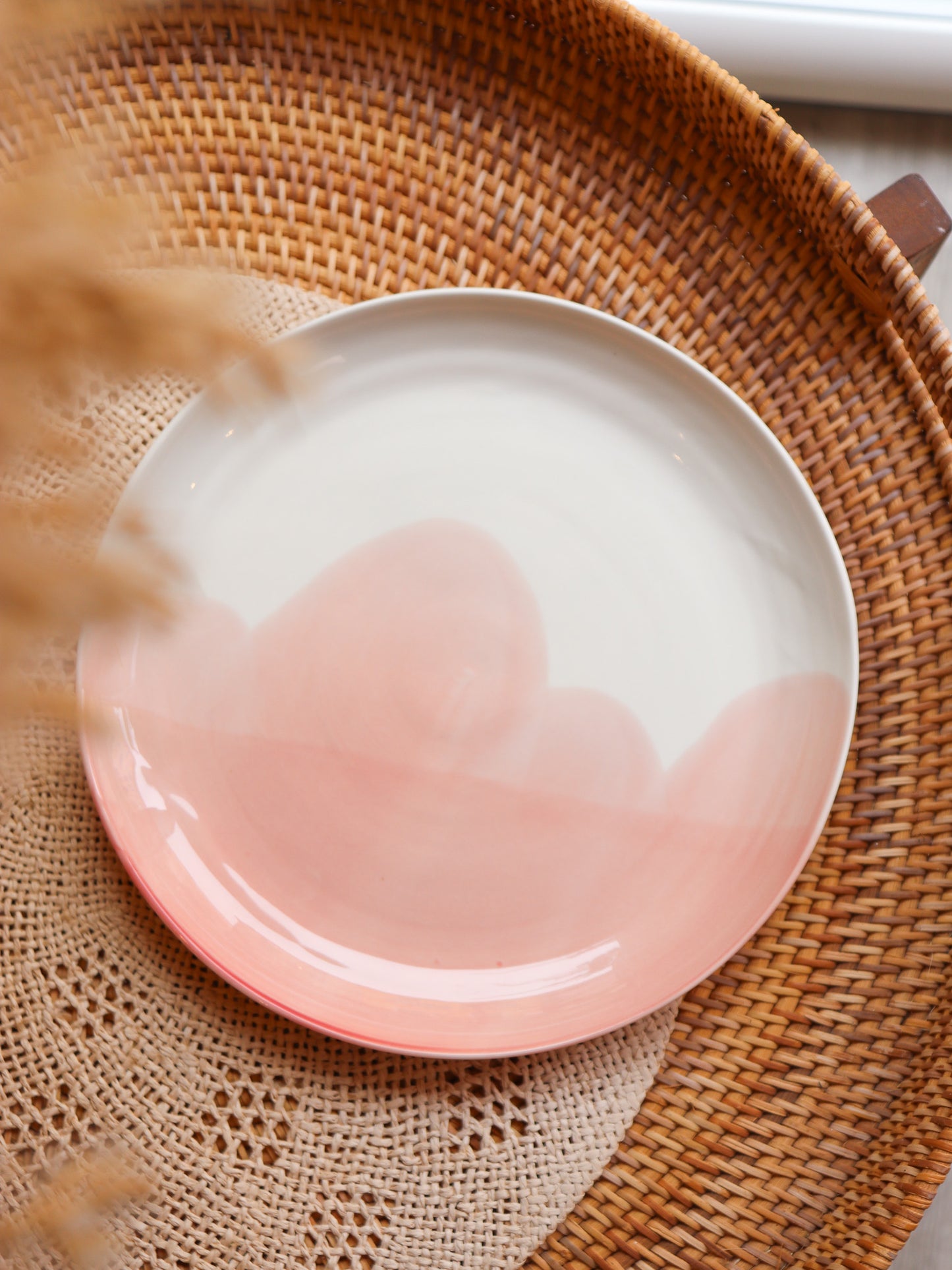 Grande assiette en porcelaine artisanale vague rose