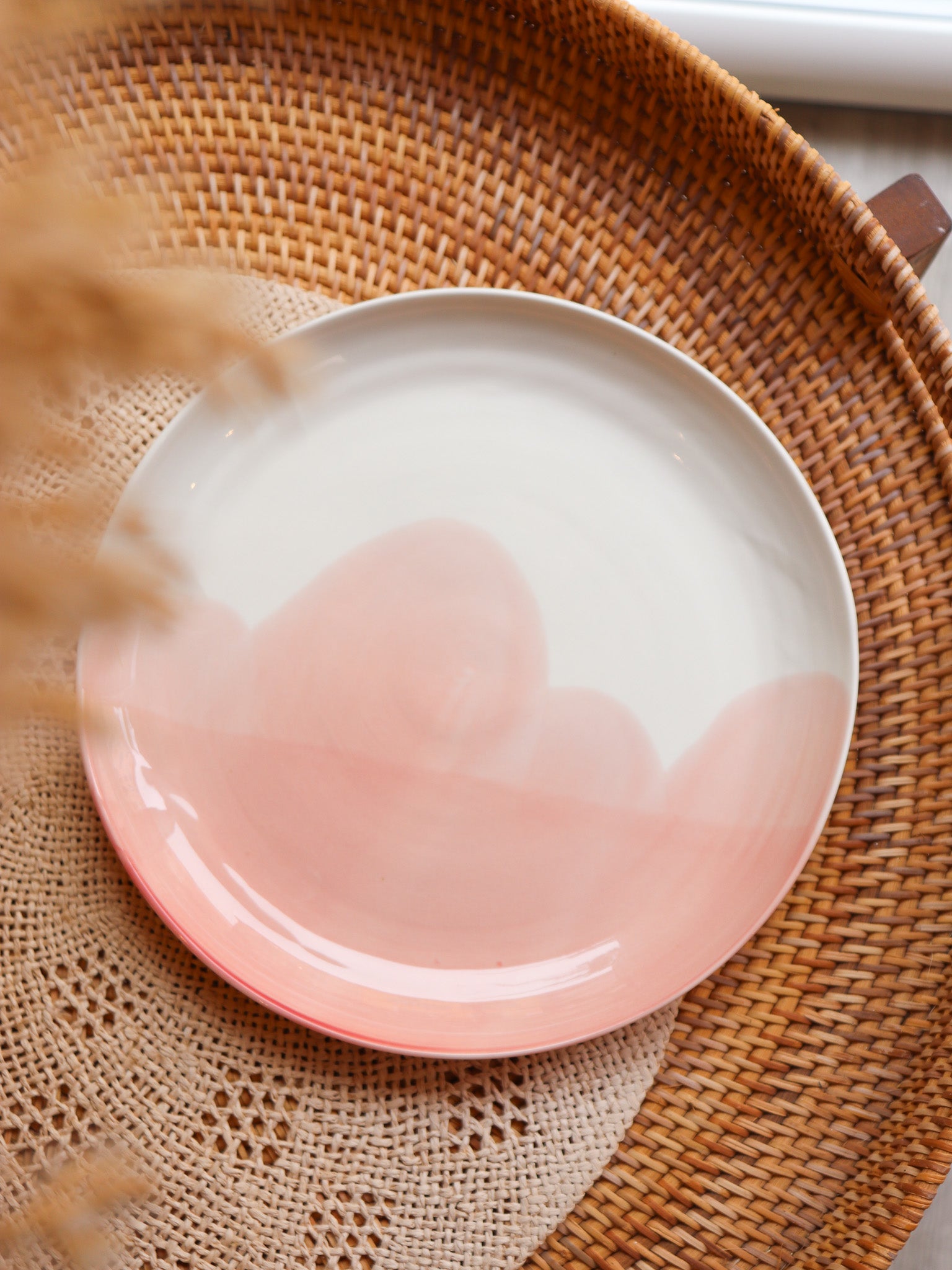 Grande assiette en porcelaine artisanale vague rose