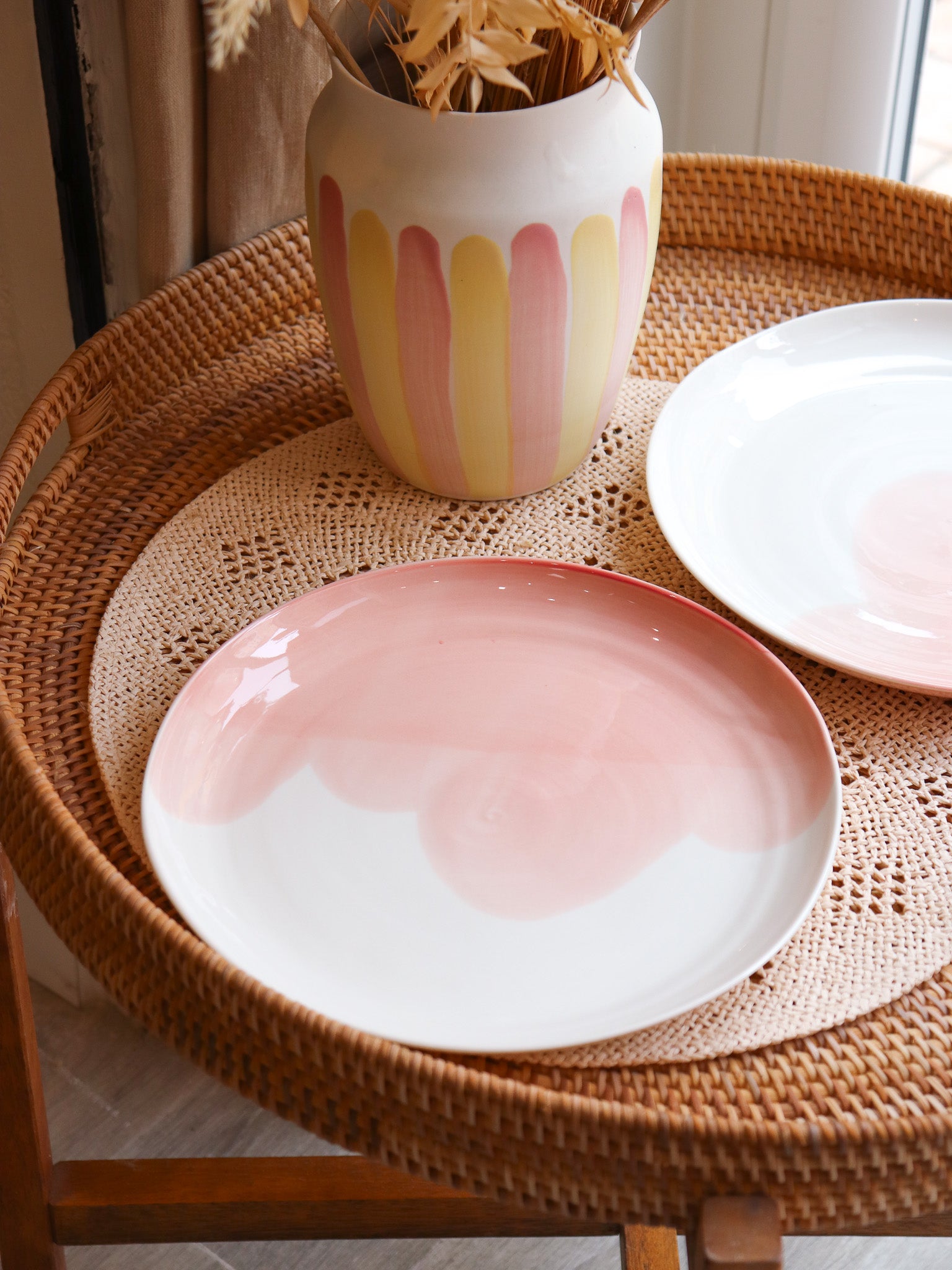 Détail décor rose corail sur assiette en porcelaine