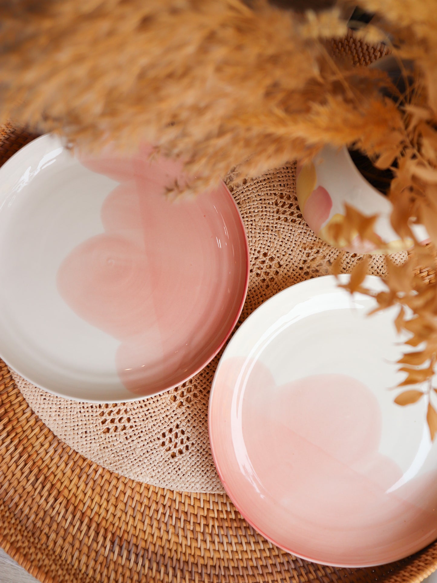 Grande assiette en porcelaine artisanale décor rose