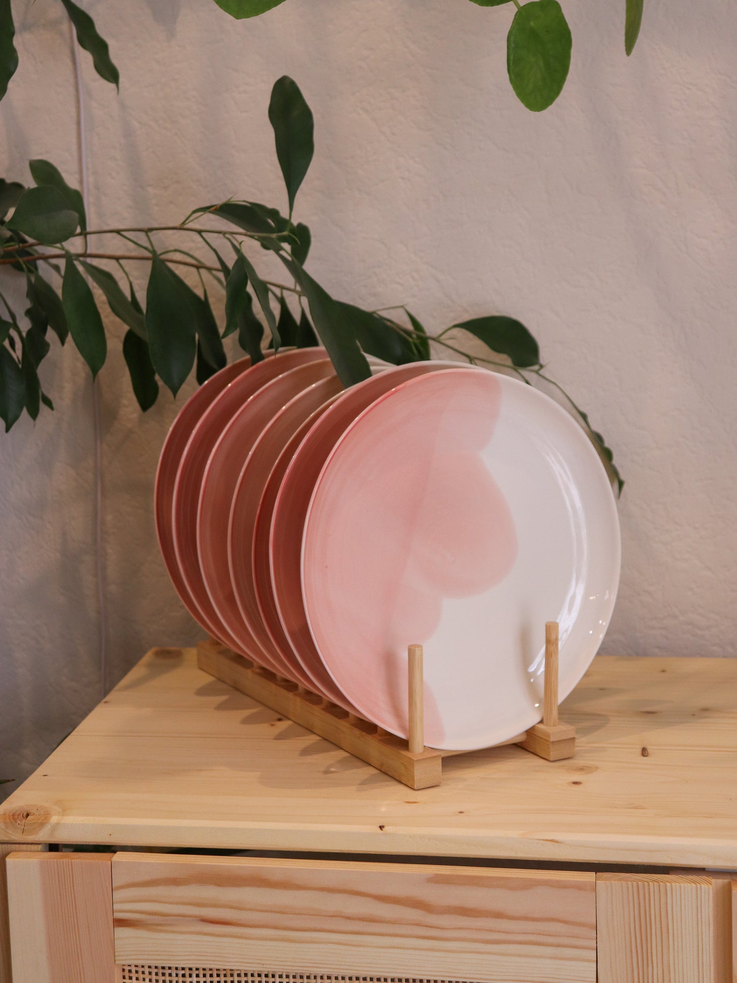 Grande assiette en porcelaine artisanale décor rose