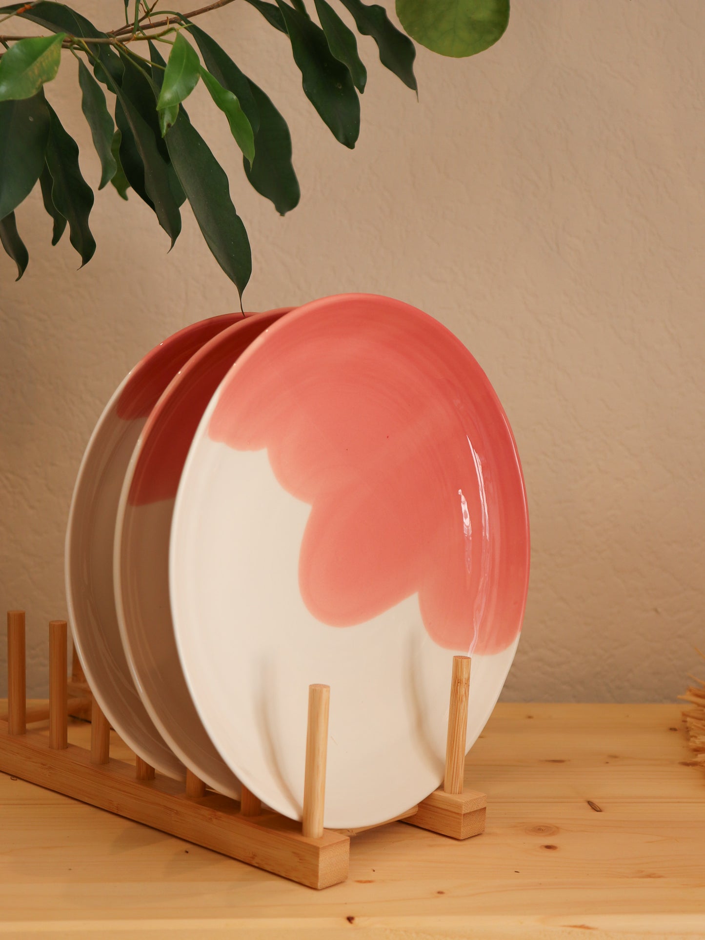 Grande assiette en porcelaine artisanale - CORAIL ROSE