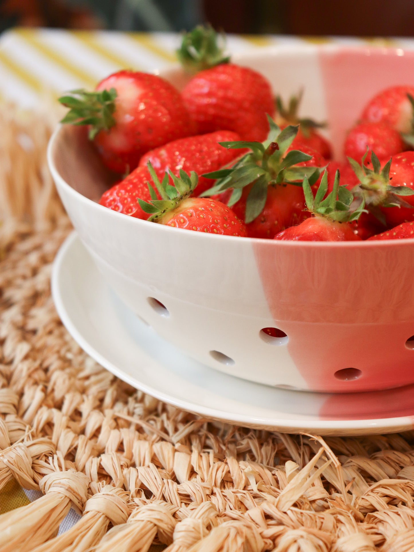 Passoire à fruits en porcelaine artisanale - CORAIL ROSE