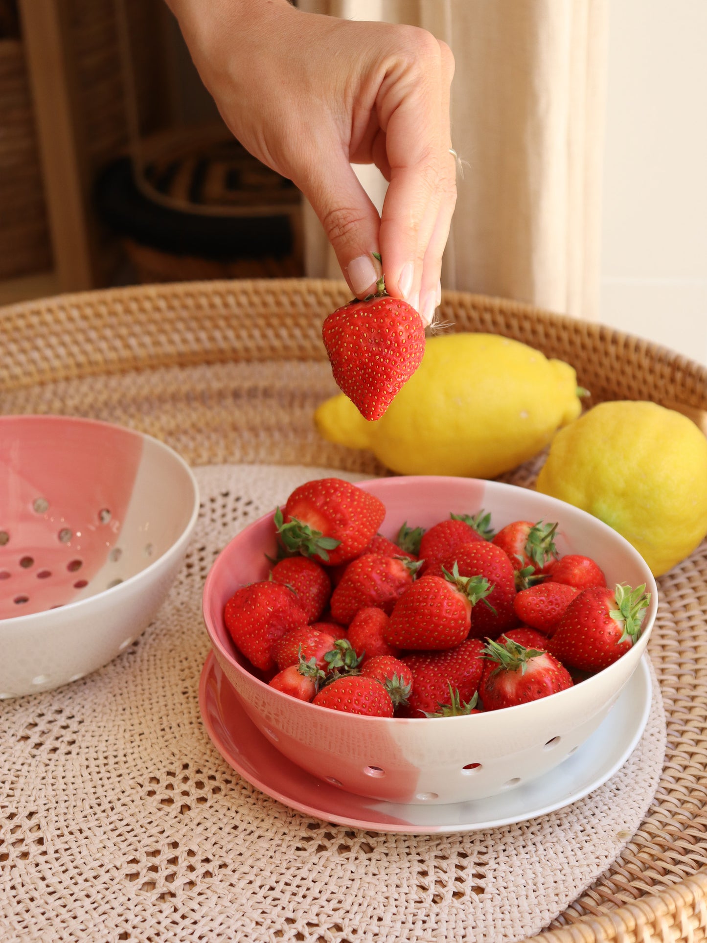 Passoire à fruits en porcelaine artisanale - CORAIL ROSE