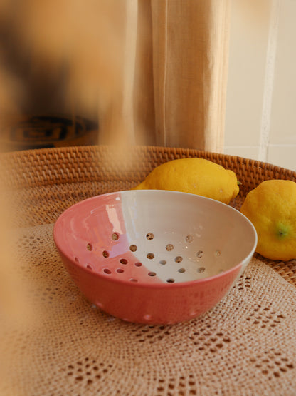 Passoire à fruits en porcelaine artisanale - CORAIL ROSE