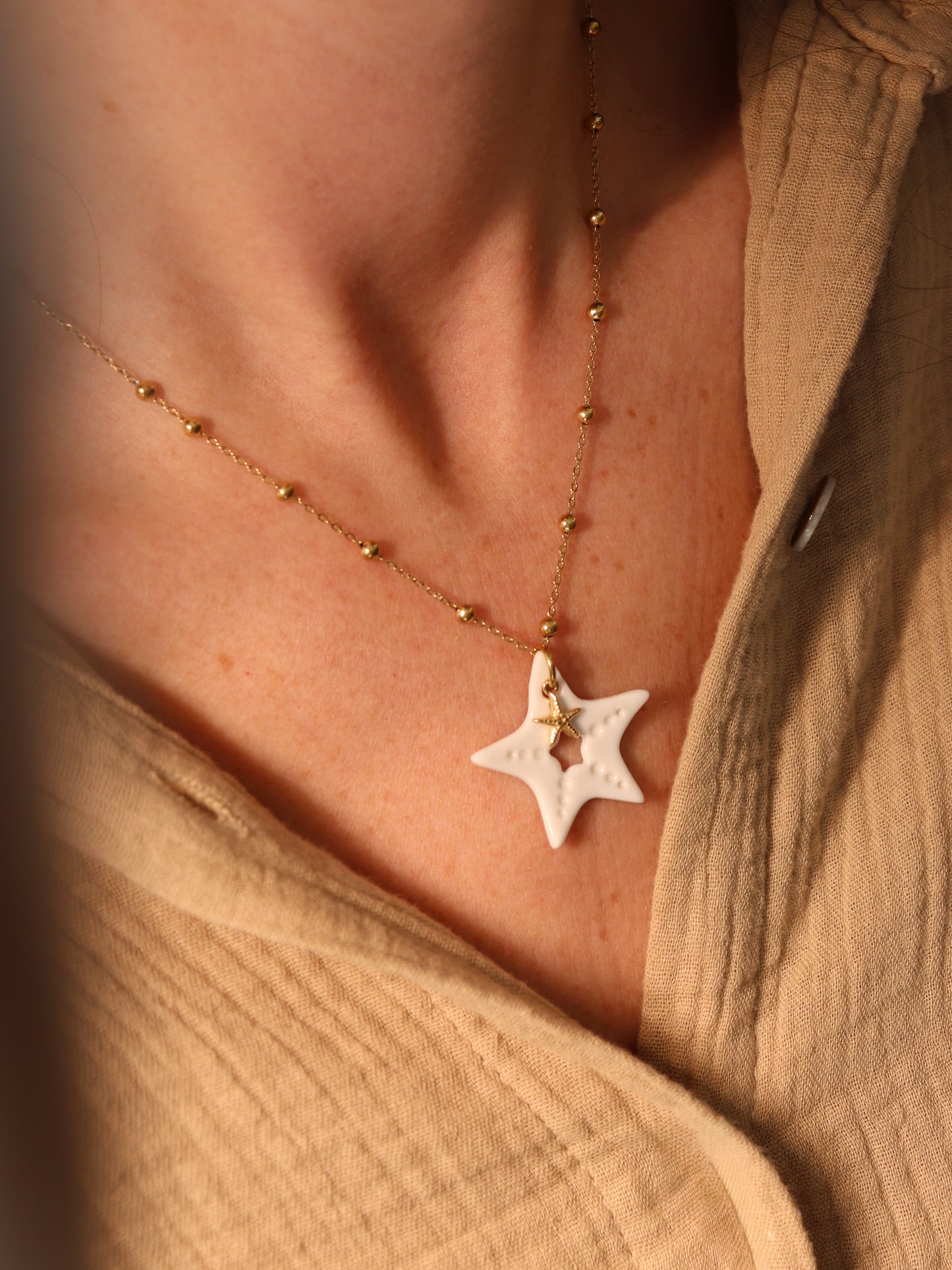 Pendentif Soléa étoile de mer en porcelaine porté