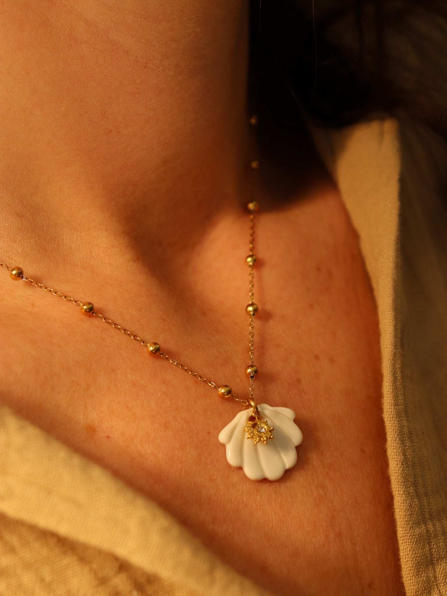 Pendentif Vénus coquillage en porcelaine artisanale