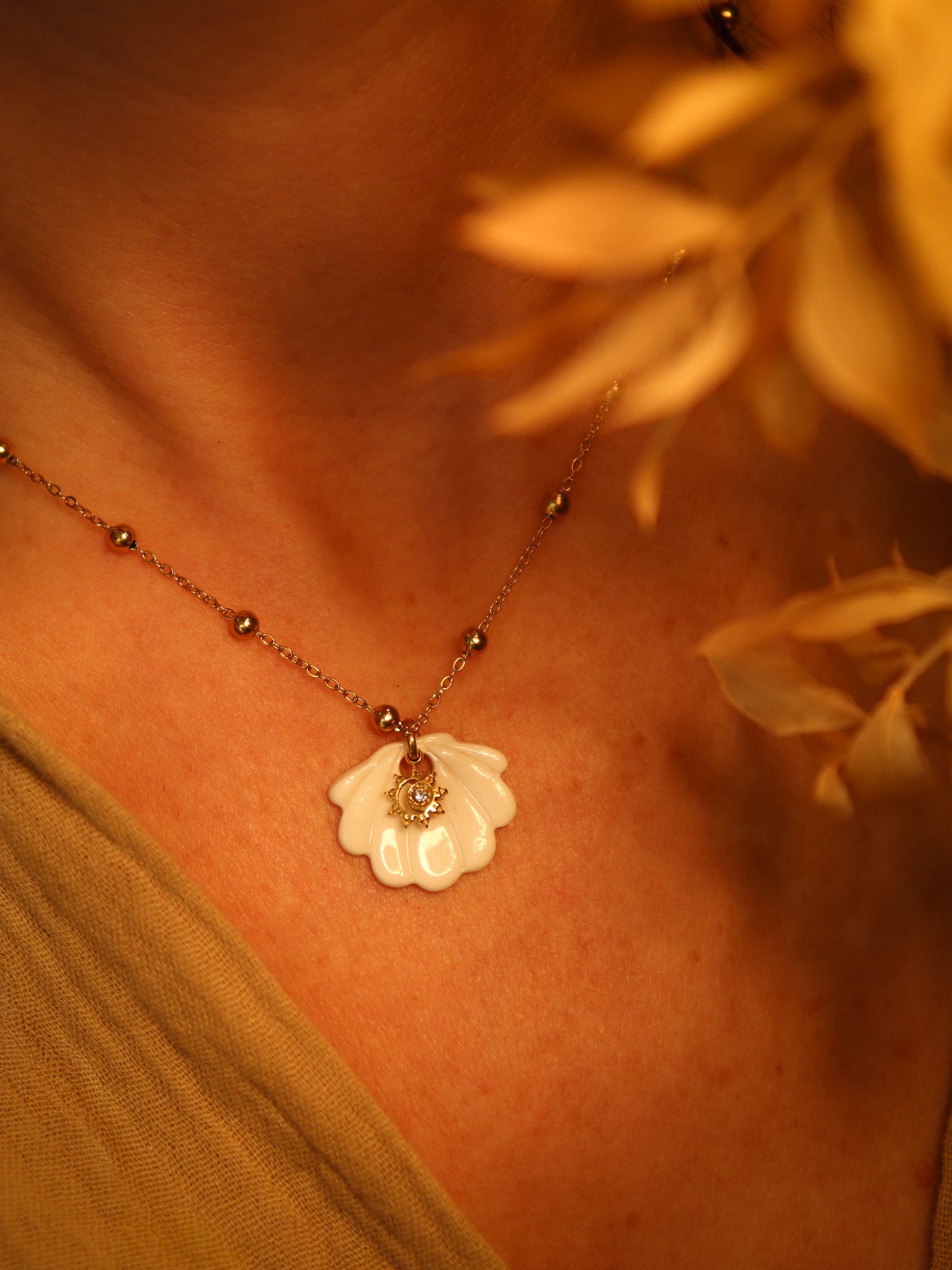 Pendentif Vénus coquillage en porcelaine artisanale