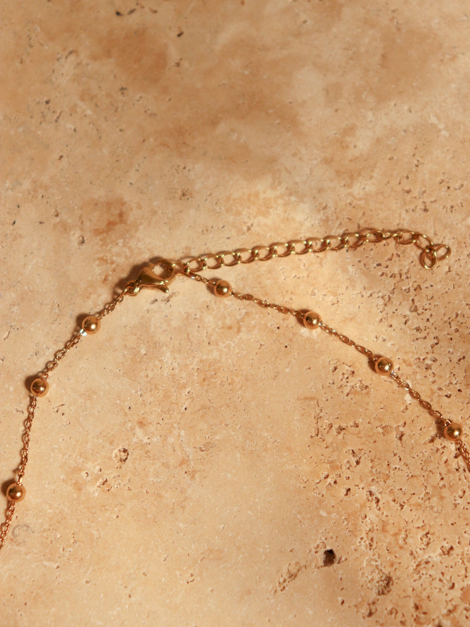 Détail pendentif coquillage Vénus en porcelaine