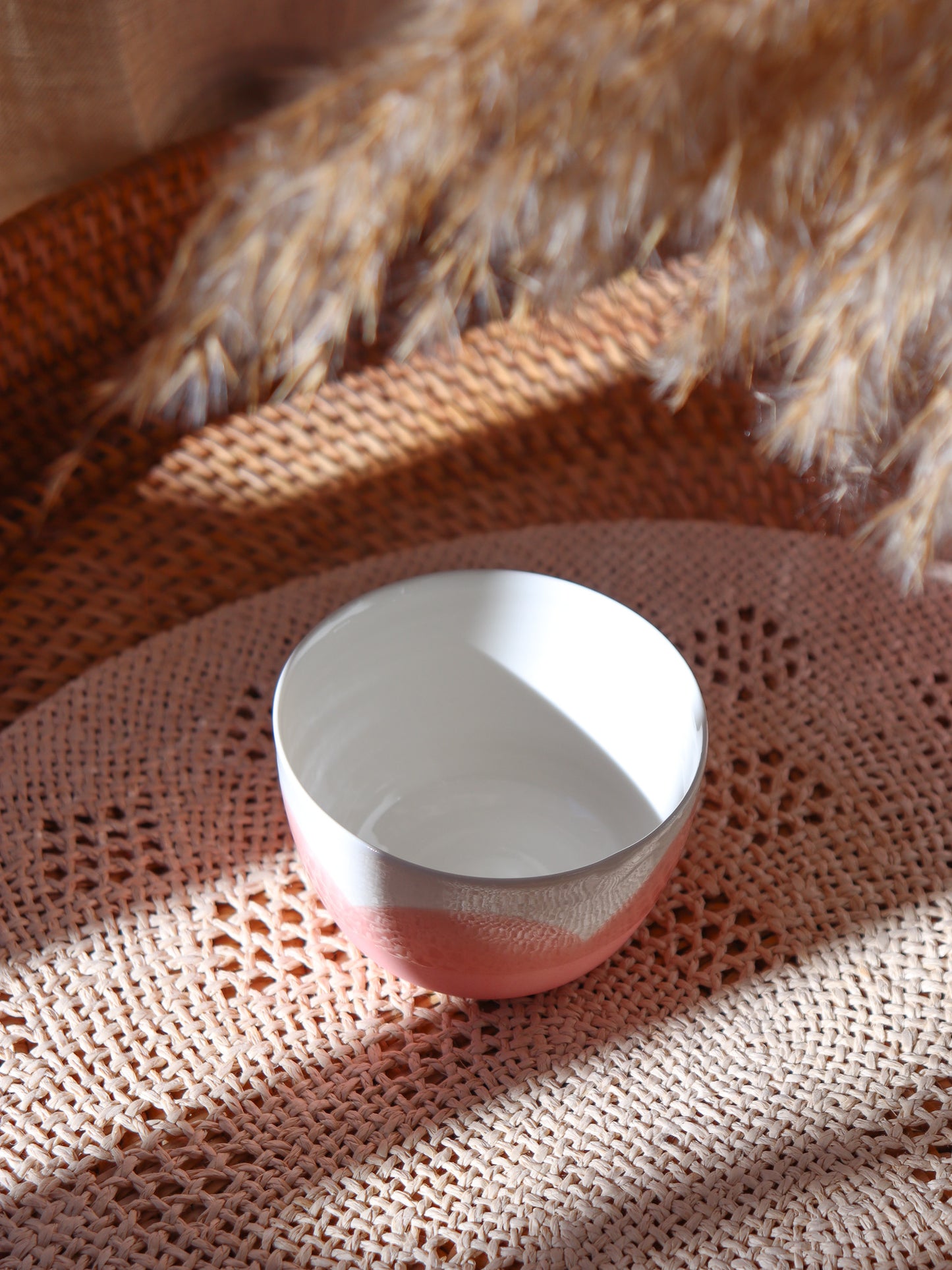 Intérieur décor rose corail sur petit bol