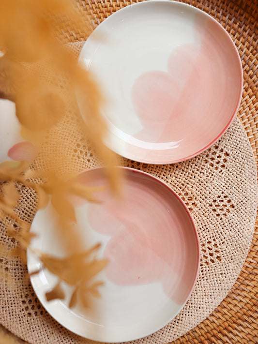 Petite assiette en porcelaine artisanale décor rose
