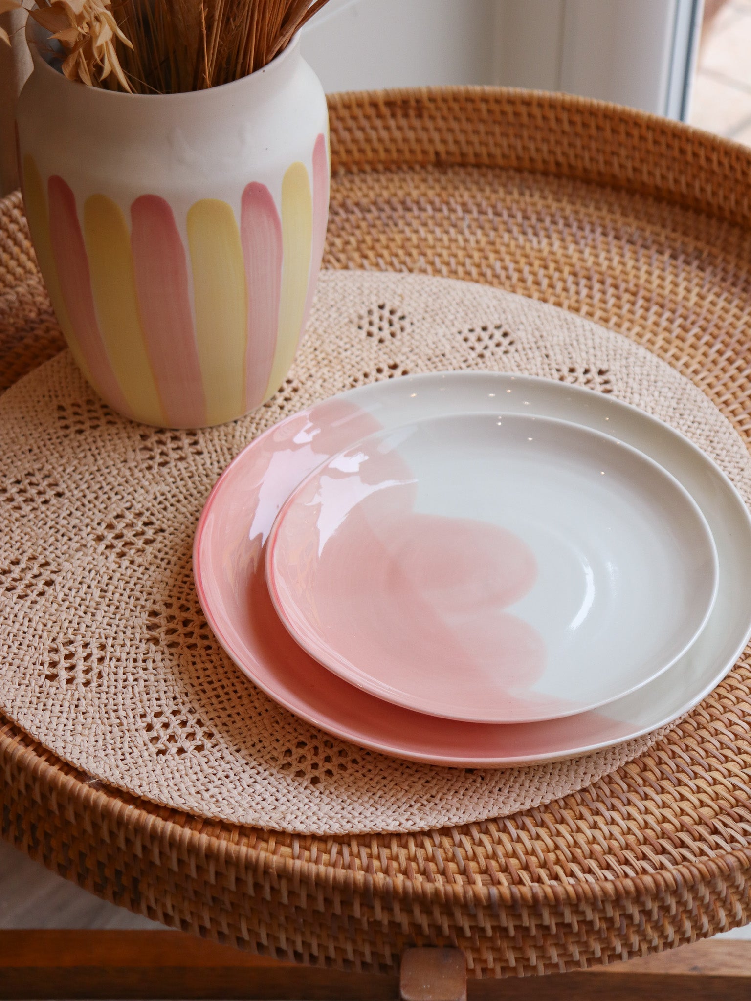 Petite et grande assiette en porcelaine artisanale corail rose