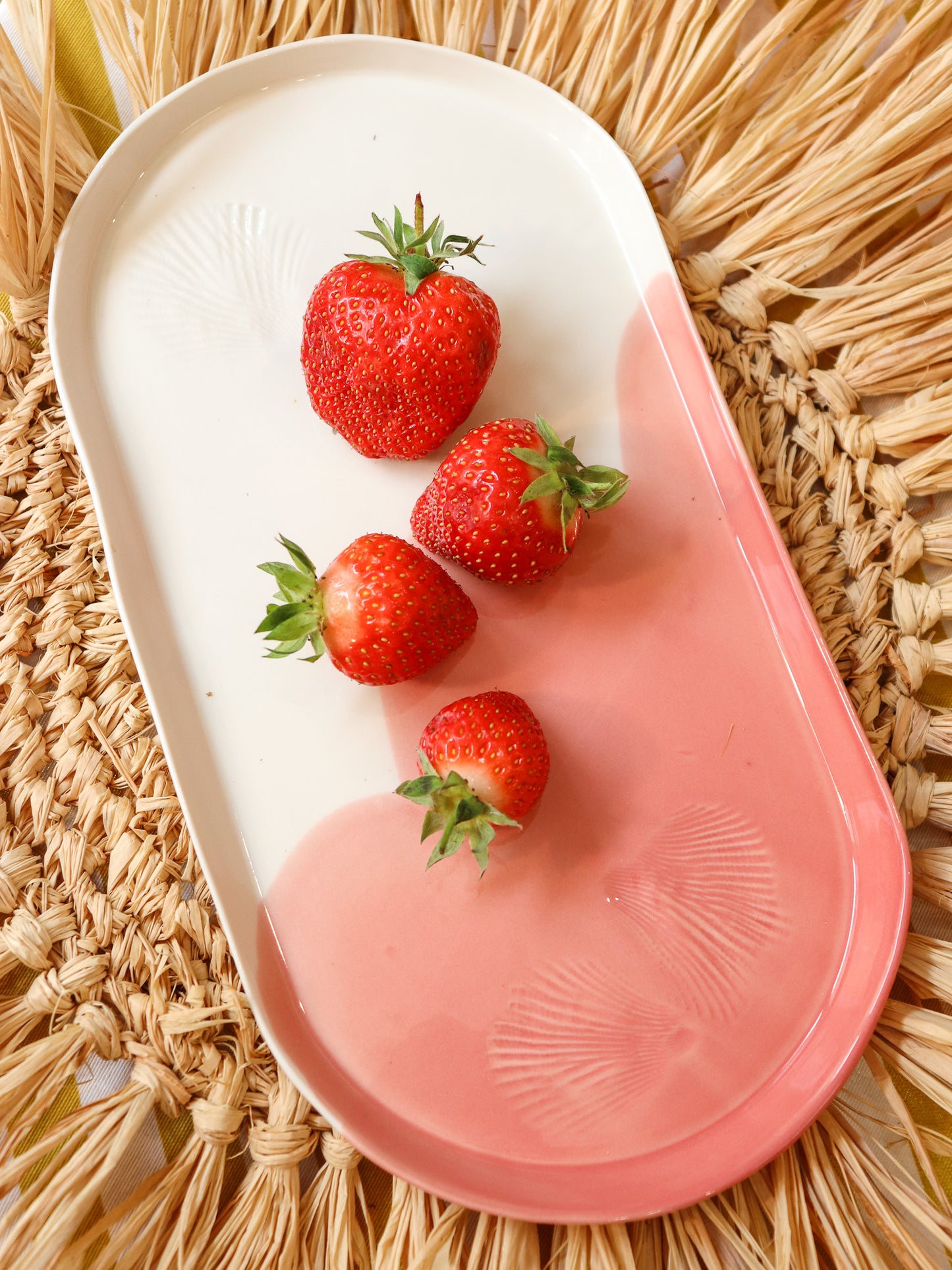 Plat en porcelaine artisanale - CORAIL ROSE